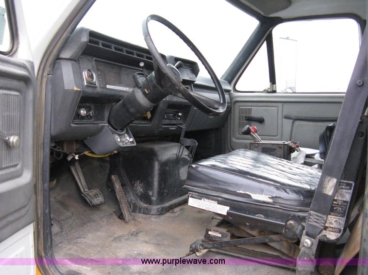 image for item 8095 1991 Ford FT900 tandem axle dump truck