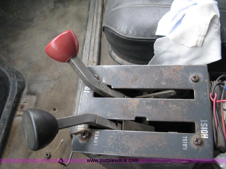 image for item 8095 1991 Ford FT900 tandem axle dump truck