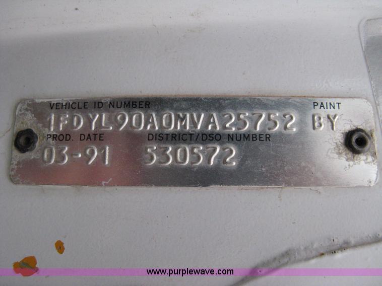 image for item 8095 1991 Ford FT900 tandem axle dump truck