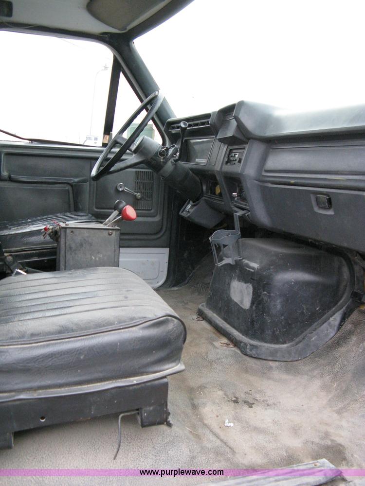 image for item 8095 1991 Ford FT900 tandem axle dump truck