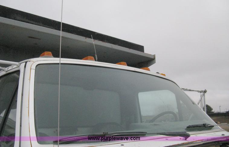 image for item 8095 1991 Ford FT900 tandem axle dump truck