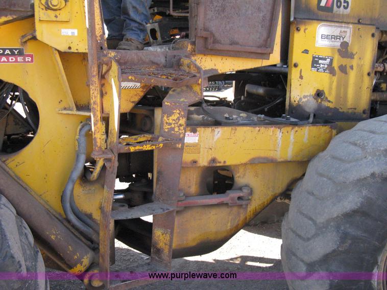image for item 8102 International H65 wheel loader