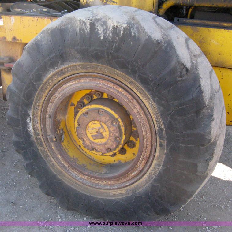 image for item 8102 International H65 wheel loader