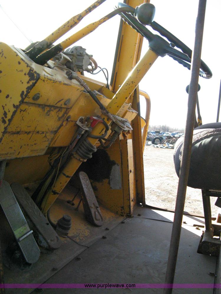 image for item 8102 International H65 wheel loader
