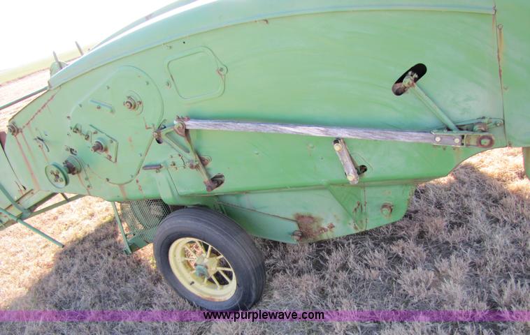 image for item 3562 John Deere LUC pull type combine