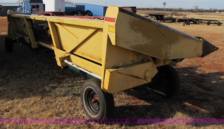 image for item 3571 New Holland 974 eight row corn head