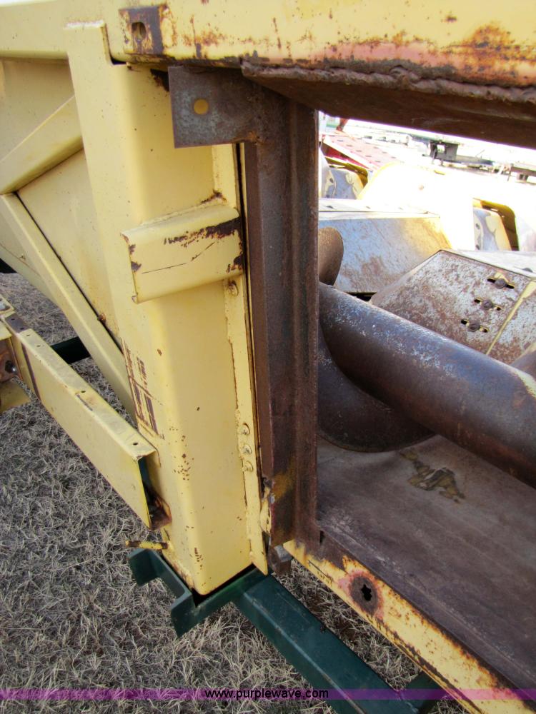 image for item 3571 New Holland 974 eight row corn head