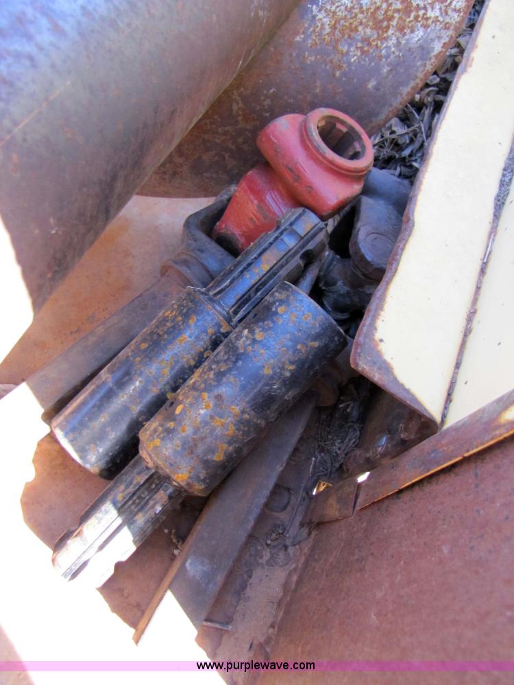 image for item 3571 New Holland 974 eight row corn head