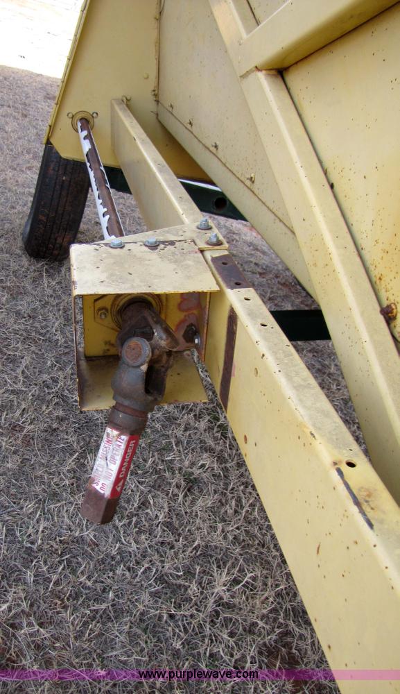 image for item 3571 New Holland 974 eight row corn head