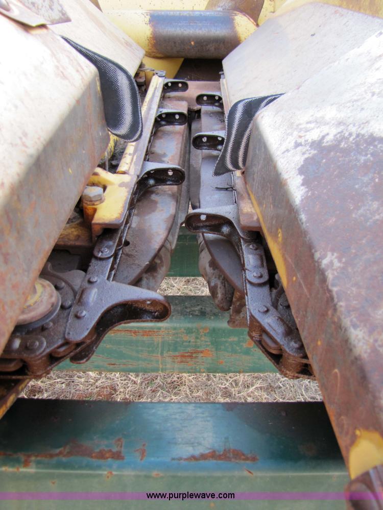 image for item 3571 New Holland 974 eight row corn head