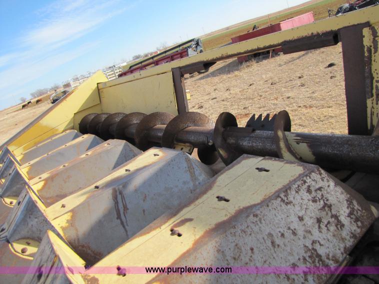 image for item 3571 New Holland 974 eight row corn head
