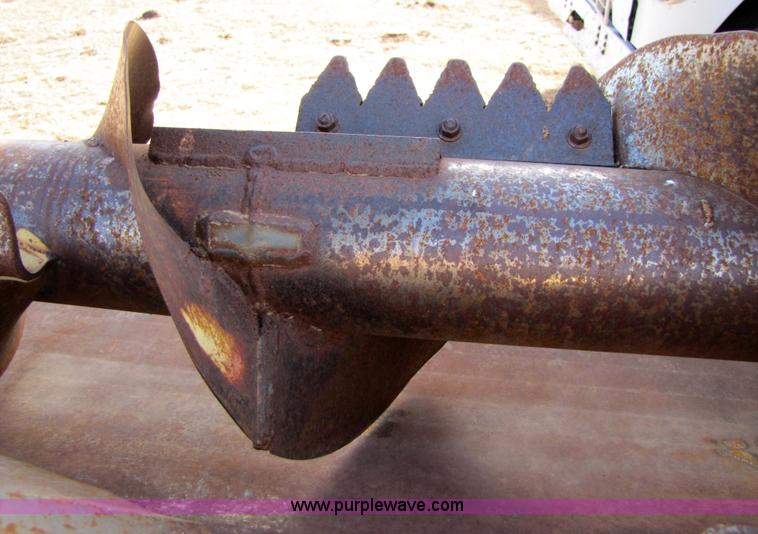 image for item 3571 New Holland 974 eight row corn head