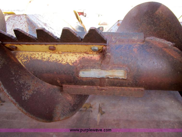 image for item 3571 New Holland 974 eight row corn head