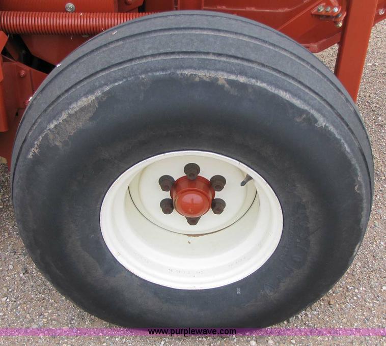 image for item 8336 2005 Hesston 956A round baler