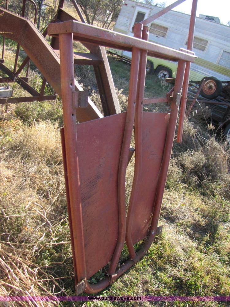 image for item 9000 Livestock head gate