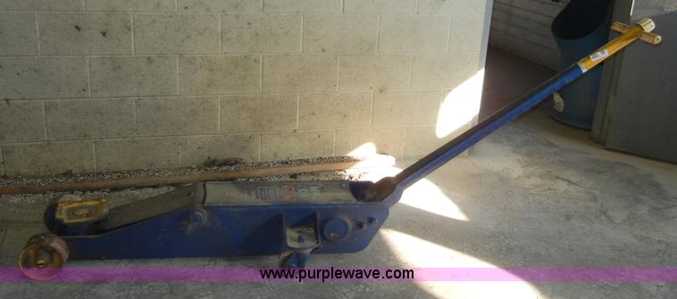 image for item 2091 Lincoln 10 ton floor jack