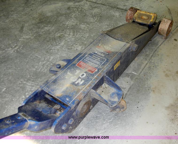 image for item 2091 Lincoln 10 ton floor jack