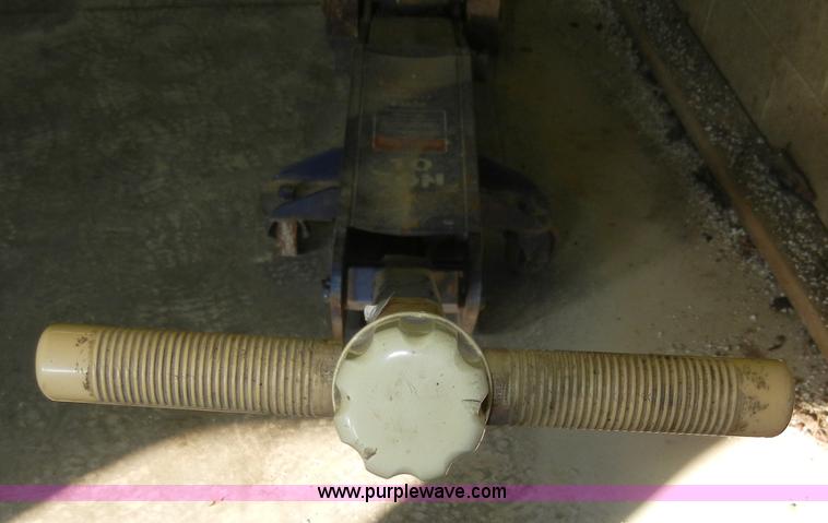 image for item 2091 Lincoln 10 ton floor jack