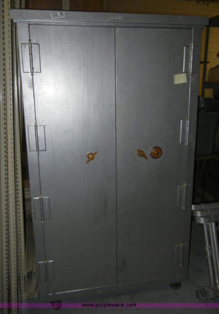 image for item 2104 Safe cabinet