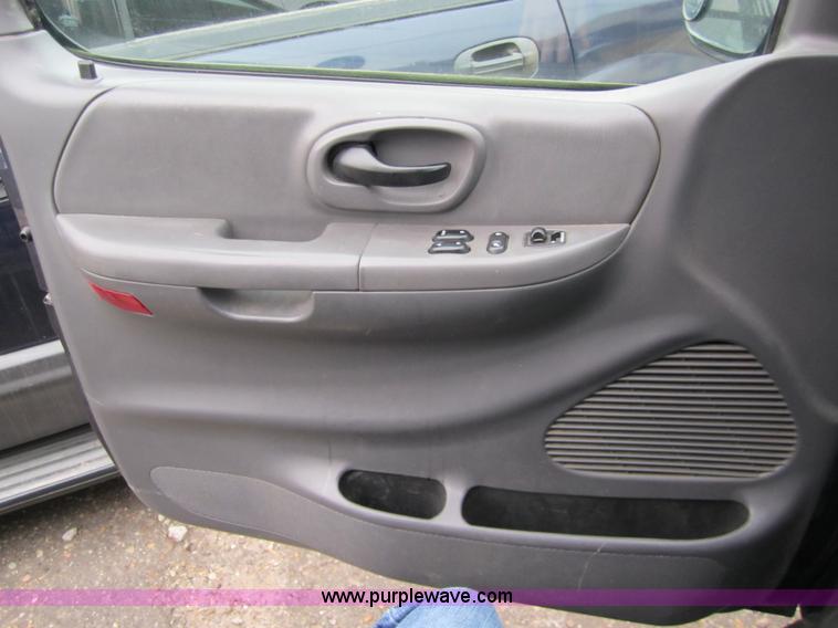 image for item 2988 2003 Ford F150 XLT Supercab pickup truck