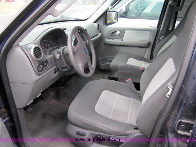 image for item 2989 2004 Ford Expedition XLT