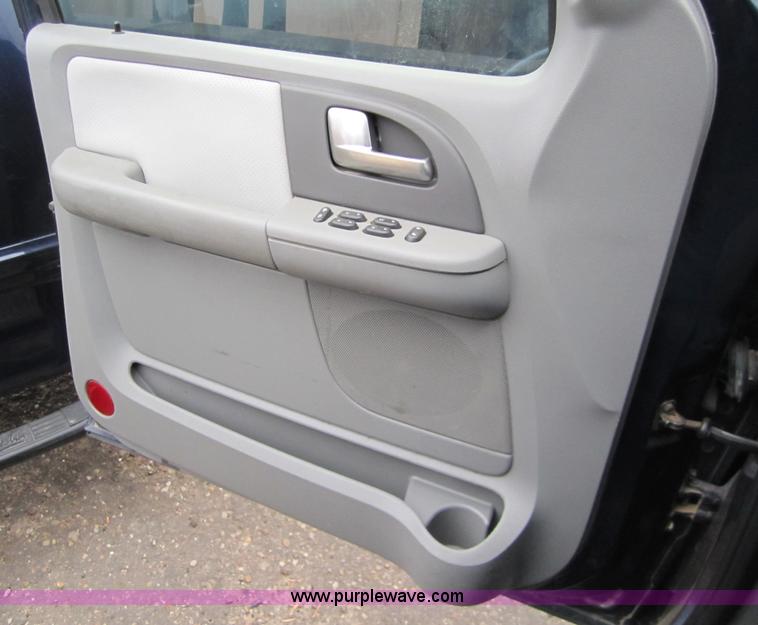 image for item 2989 2004 Ford Expedition XLT