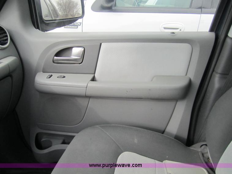 image for item 2989 2004 Ford Expedition XLT