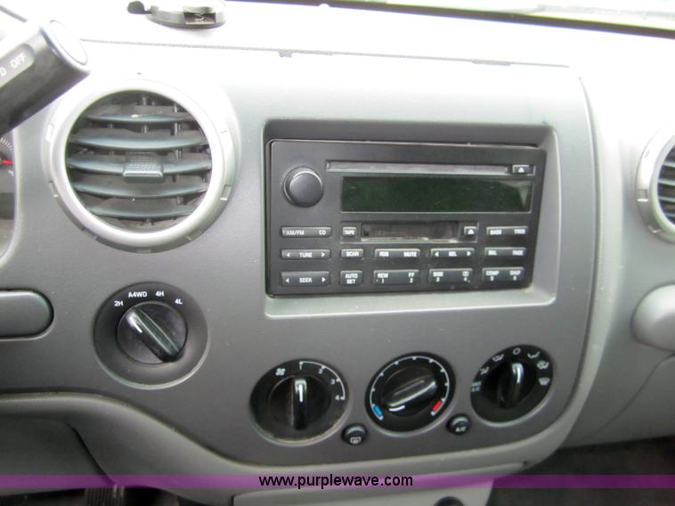 image for item 2989 2004 Ford Expedition XLT