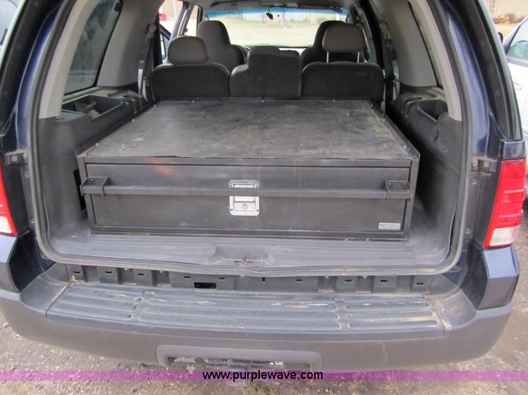 image for item 2989 2004 Ford Expedition XLT