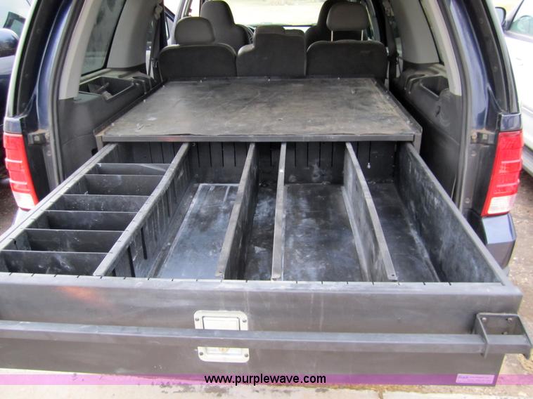image for item 2989 2004 Ford Expedition XLT