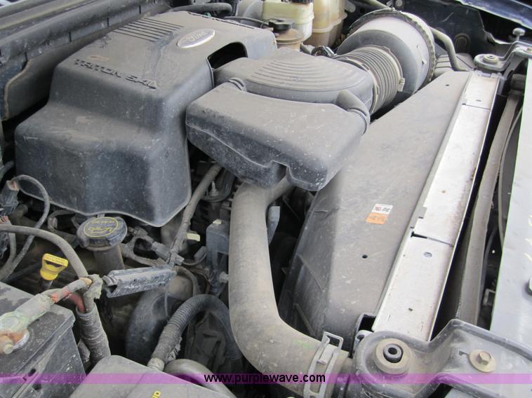 image for item 2989 2004 Ford Expedition XLT