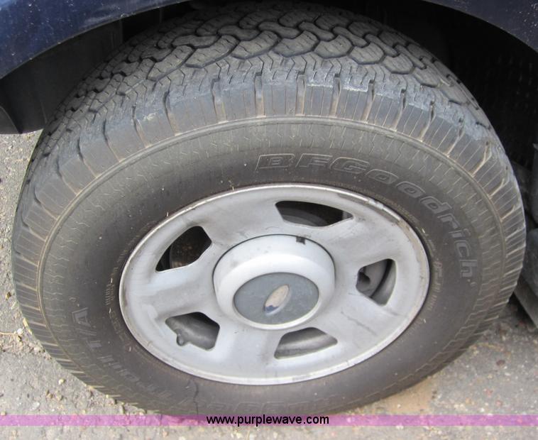 image for item 2989 2004 Ford Expedition XLT