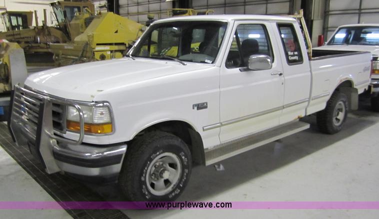 image for item 3324 1993 Ford F150 XLT pickup truck