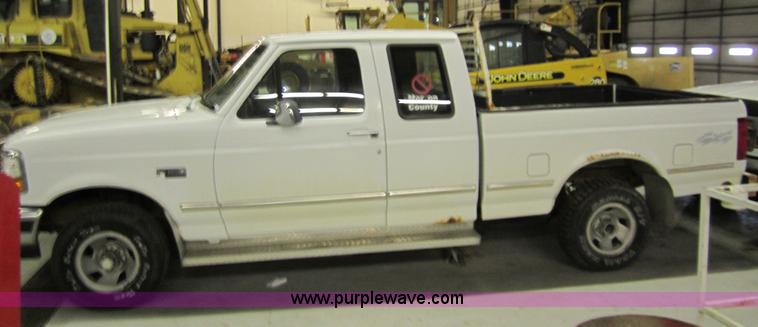image for item 3324 1993 Ford F150 XLT pickup truck