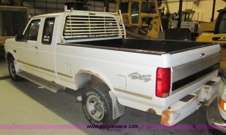image for item 3324 1993 Ford F150 XLT pickup truck