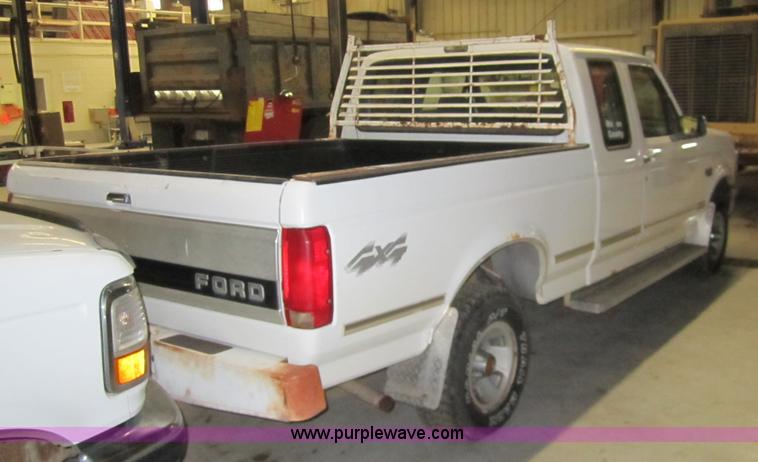 image for item 3324 1993 Ford F150 XLT pickup truck