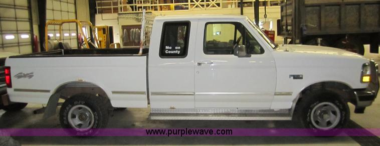 image for item 3324 1993 Ford F150 XLT pickup truck
