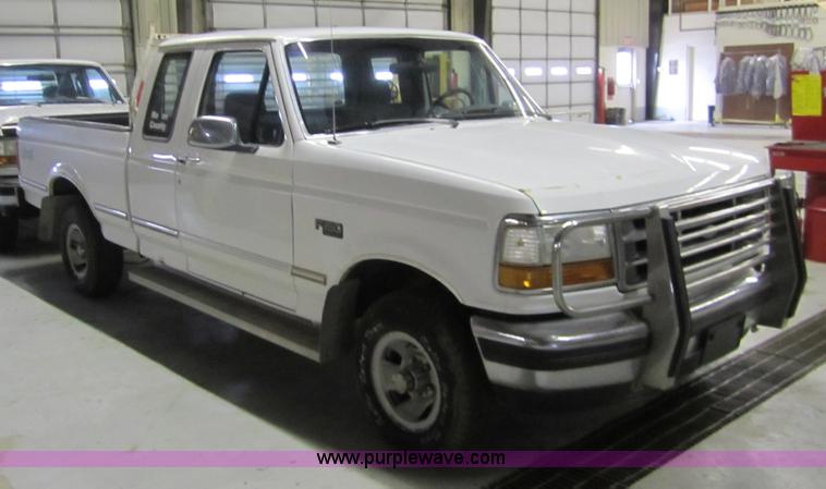 image for item 3324 1993 Ford F150 XLT pickup truck