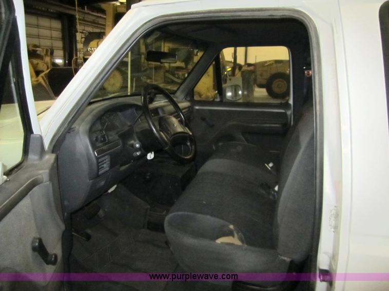 image for item 3324 1993 Ford F150 XLT pickup truck