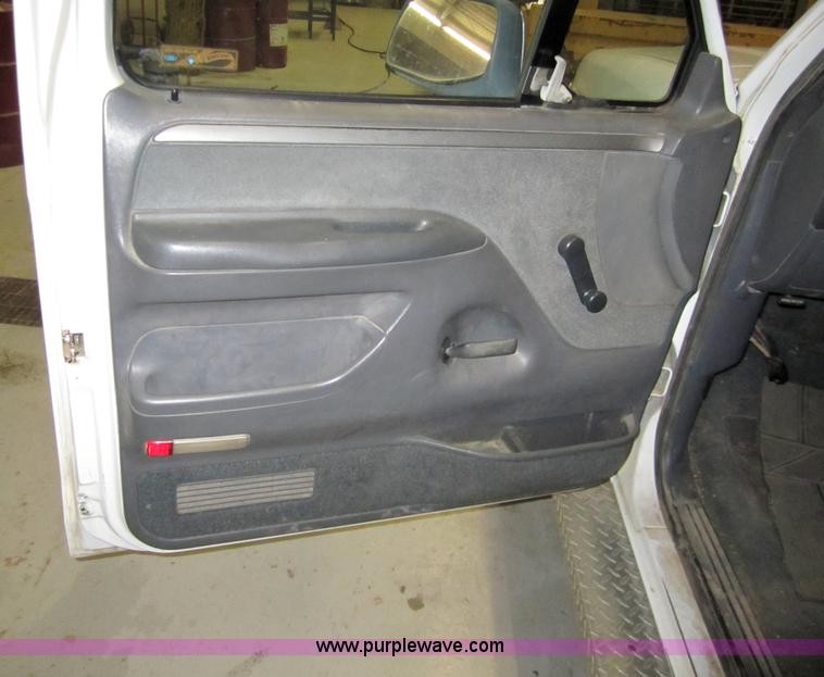 image for item 3324 1993 Ford F150 XLT pickup truck