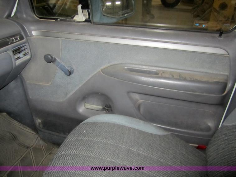 image for item 3324 1993 Ford F150 XLT pickup truck