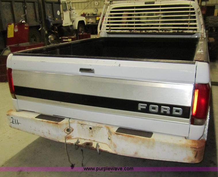 image for item 3324 1993 Ford F150 XLT pickup truck