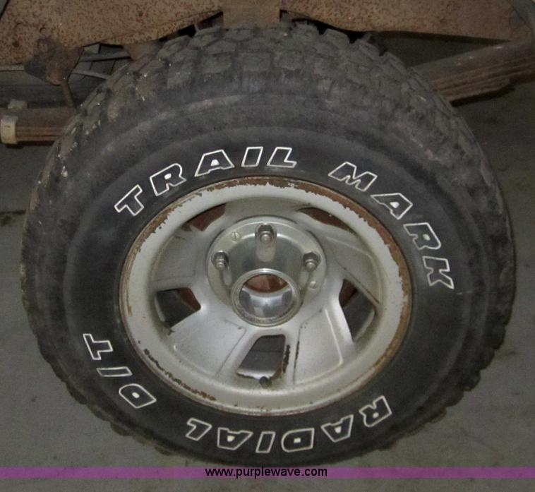 image for item 3324 1993 Ford F150 XLT pickup truck