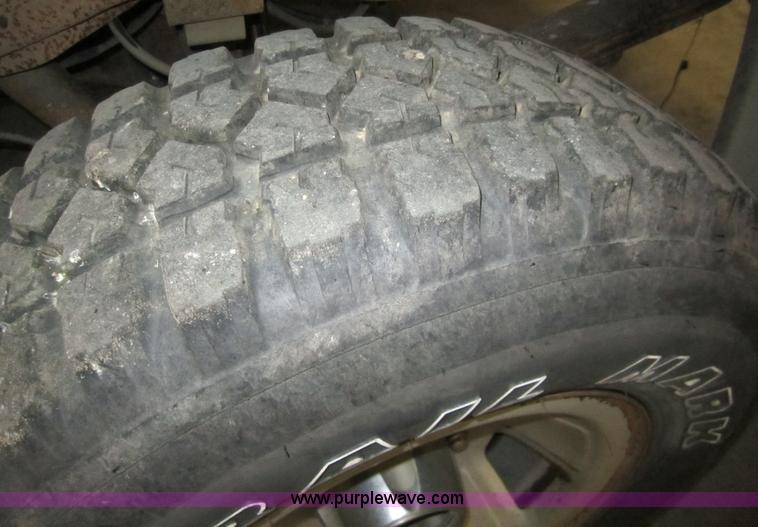 image for item 3324 1993 Ford F150 XLT pickup truck