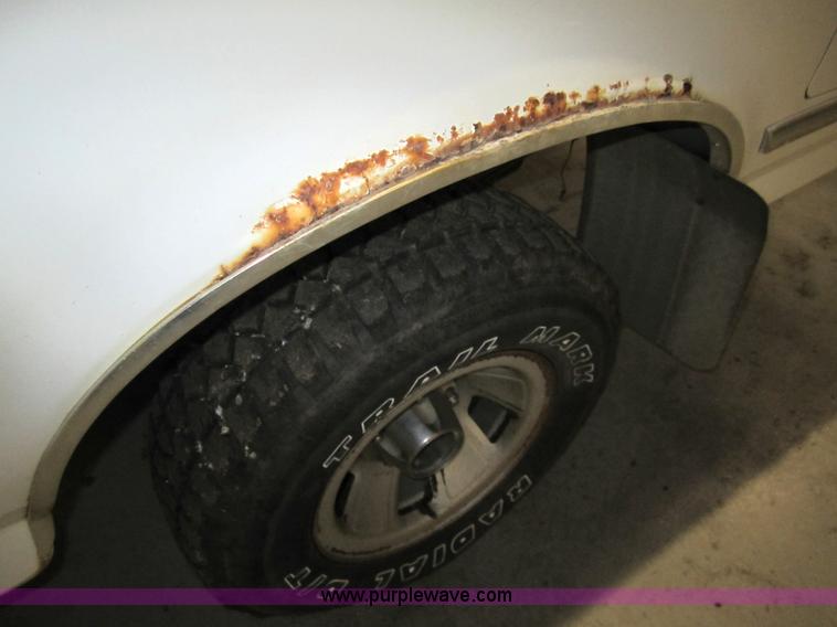 image for item 3324 1993 Ford F150 XLT pickup truck