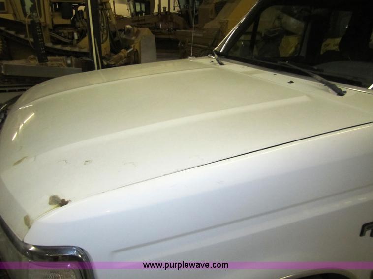 image for item 3324 1993 Ford F150 XLT pickup truck