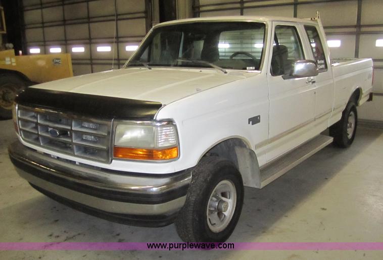 image for item 3325 1993 Ford F150 XLT pickup truck