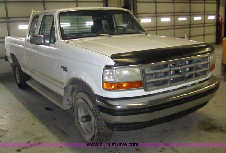 image for item 3325 1993 Ford F150 XLT pickup truck
