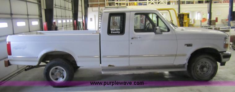 image for item 3325 1993 Ford F150 XLT pickup truck