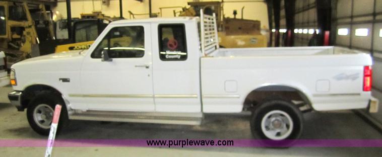 image for item 3325 1993 Ford F150 XLT pickup truck